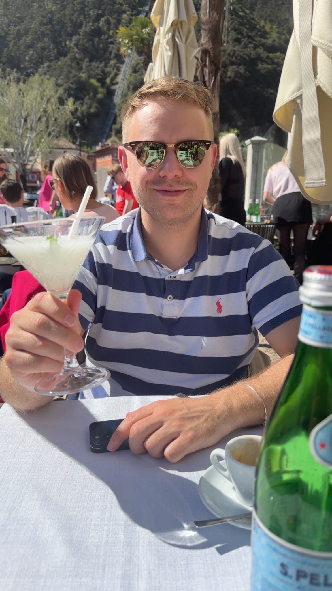 Lukas mit Cocktail am Gardasee