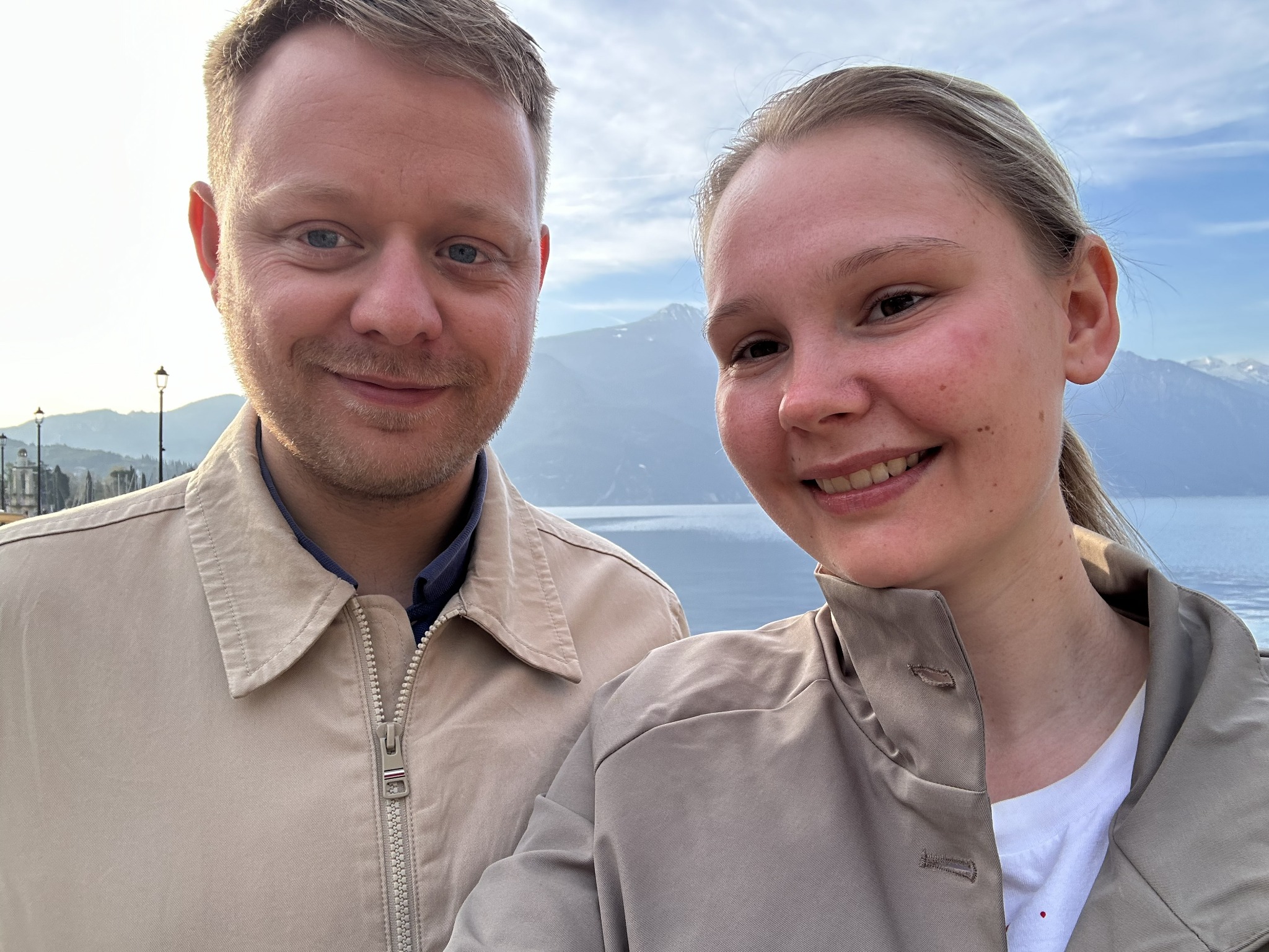 Lukas und seine Schnecke vor See und Bergen